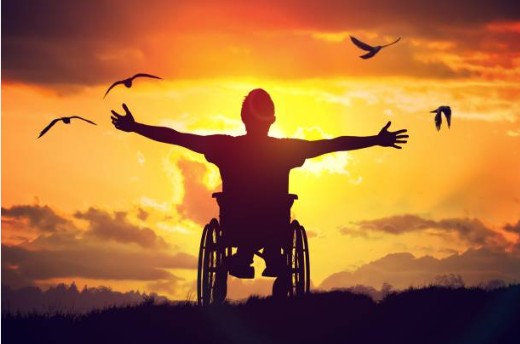 Joie d'une personne en situation de handicap qui grâce aux entreprises mécènes et aux dons de particuliers, peut rester en autonomie à son domicile