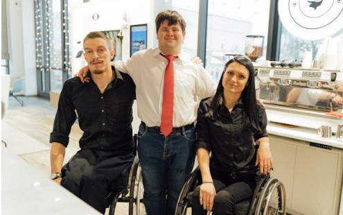 Personne en situation de handicap travaillant au sein de l'entreprise, financé par le don d'entreprises voulant améliorer leur responsabilité sociétale (RSE)